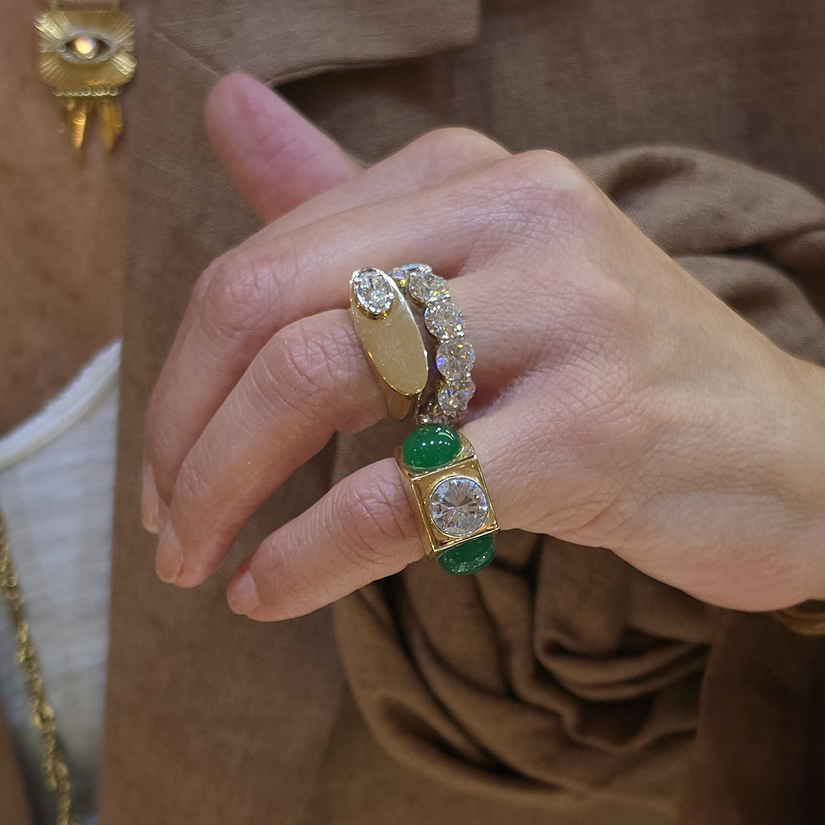 Leaning oval ring
